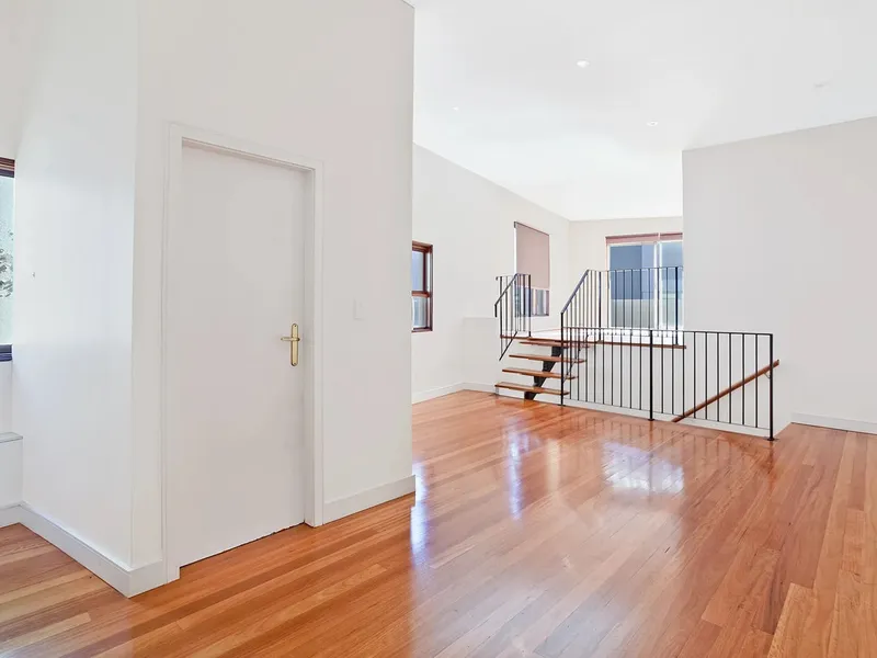 NEW-YORK LOFT STYLE LIVING – IDEAL WORK-FROM-HOME OPPORTUNITY