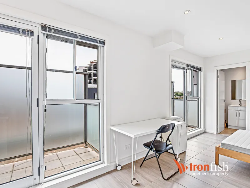 Fully furnished studio apartment in central location! ***Lease break tenancy***