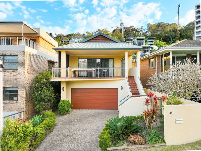🌟 Elegant 4-Bedroom, 2-Storey Rental Home in Burleigh Heads 🌟