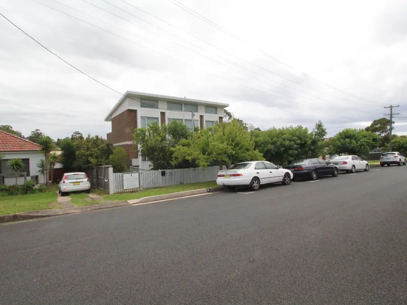 500 METRE WALK TO WOLLONGONG UNIVERSITY -STUDIOS AVAILABLE FOR LEASE