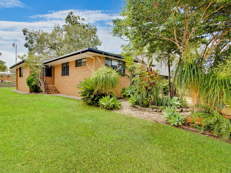 Relax In Blissful Sun-Soaked Location By The Beach