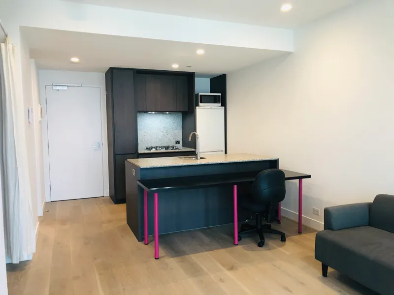 Fully furnished 1 Bed plus 1 Study High-Level Apartment