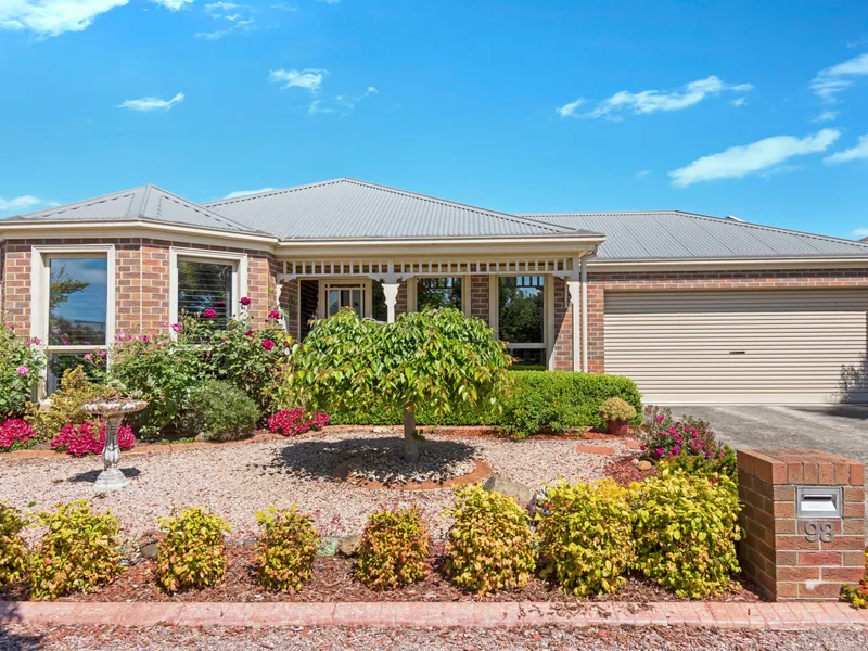 FAMILY HOME WITH ALL MODERN APPLIANCES IN LAKE GARDENS