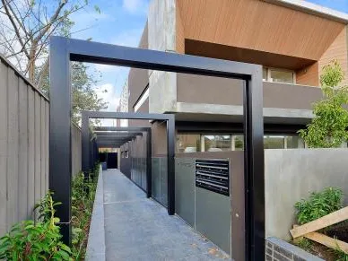 Spacious Living & Walk to Everything ! 