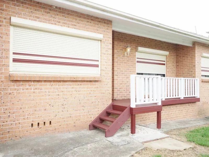 Single level 4 Bedroom house minutes walk to bus stop