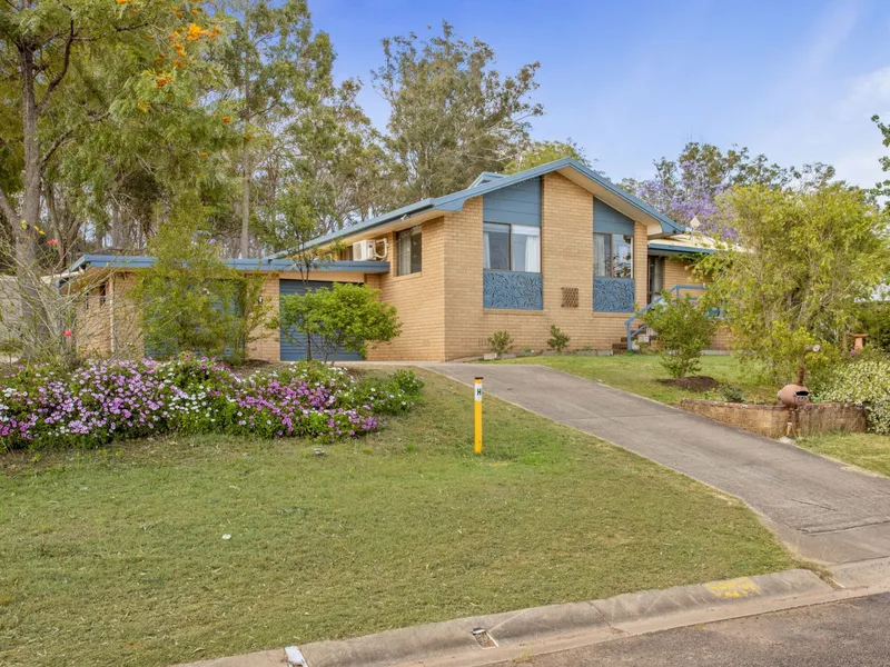 RENOVATED HOME, GREAT VIEWS, PRIVATE DECK. SOLAR SYSTEM.