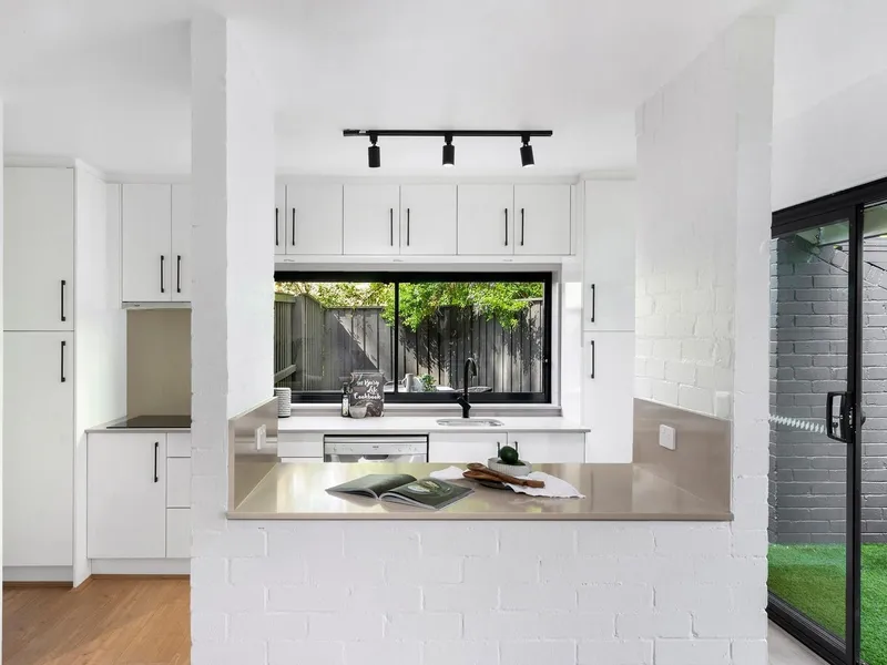 FULLY RENOVATED TRANQUIL TOWNHOUSE