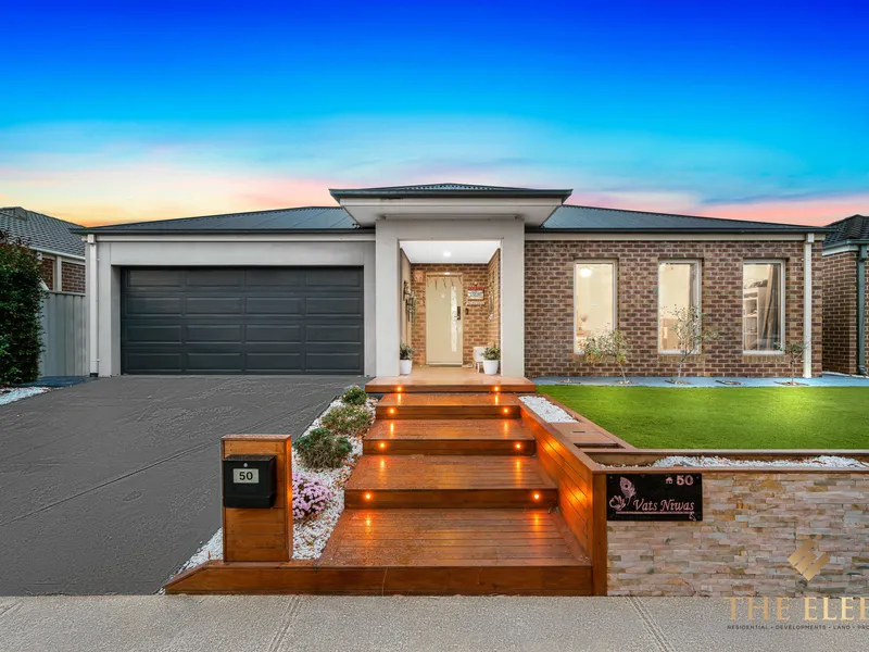 Charming Single-Story Home Boasts Modern Comfort !!