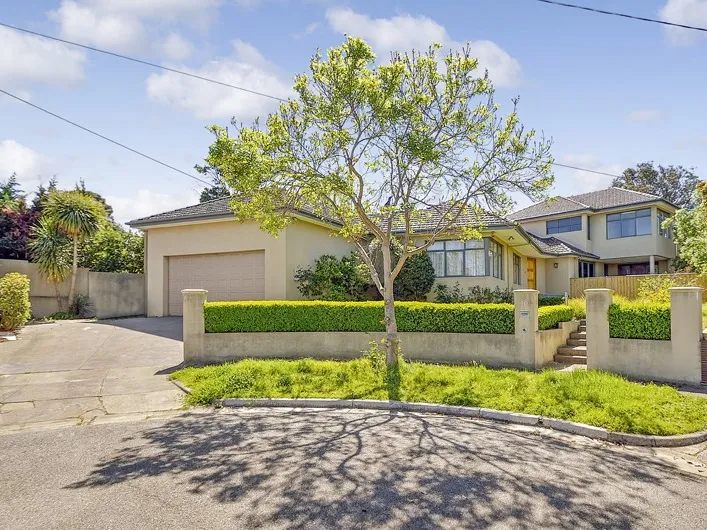 SPACIOUS FAMILY HOME - GARDEN MAINTENANCE INCLUDED