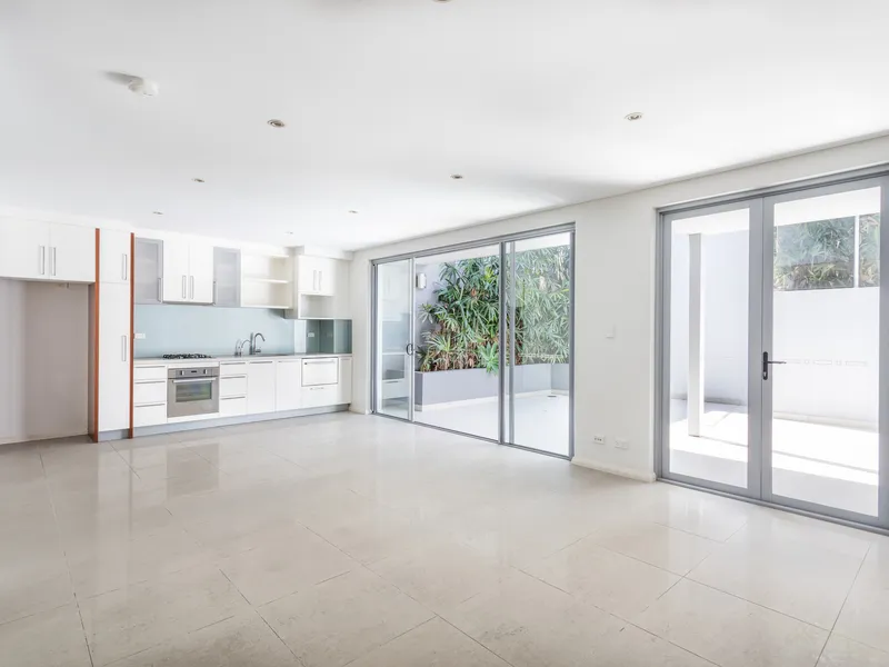 Boutique designer apartment with a private entertainer's courtyard