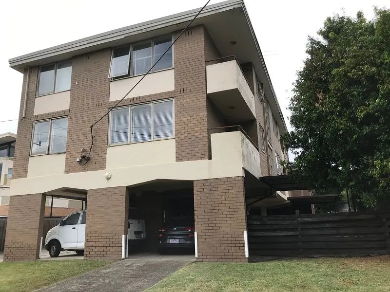 Large 2 bedroom apartment metres from GlenHuntly Rd Village