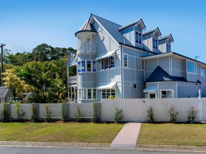 Prominent Bribie Island 6+ Bedroom Residence/Business