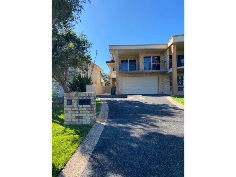 Like new, spacious townhouse in sought-after Lake Macquarie location