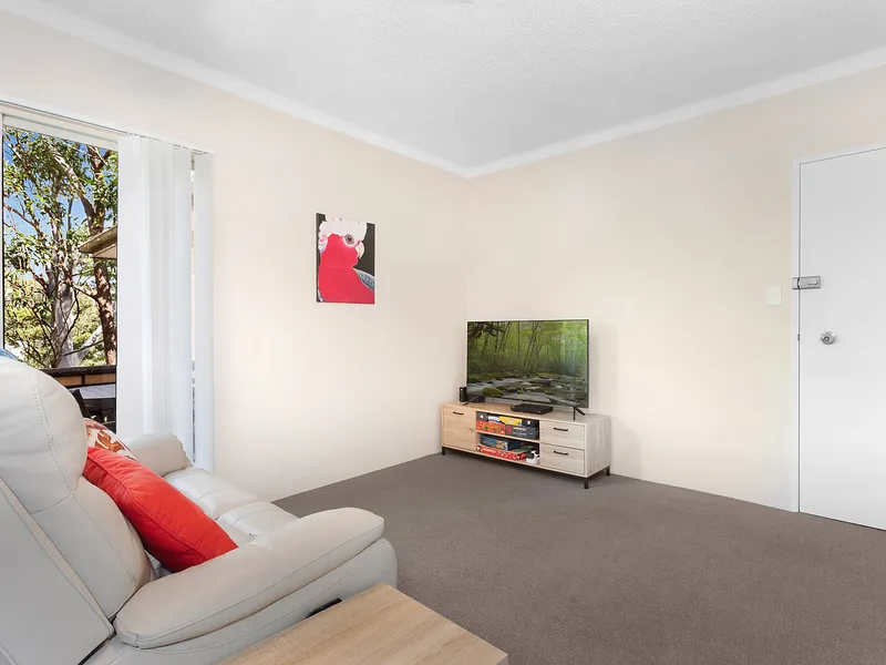 Well maintained apartment in convenient locale