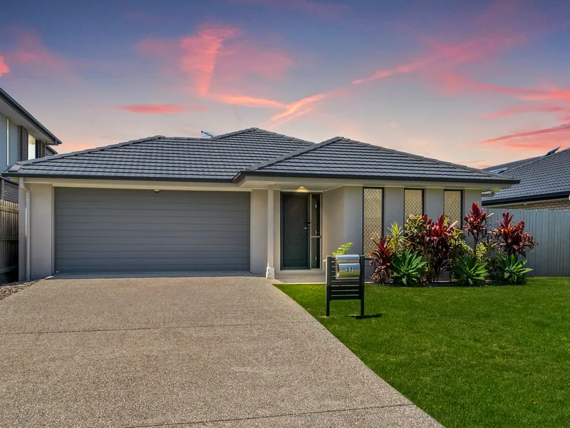 5 bedroom immaculate home in Capestone with side access & two living