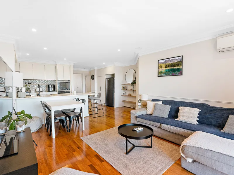 BEAUTIFULLY PRESENTED | MOVE IN READY APARTMENT | SMALL BOUTIQUE COMPLEX