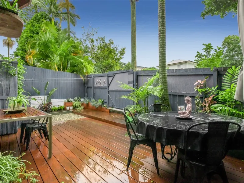 Spacious 2-level townhouse with big courtyard