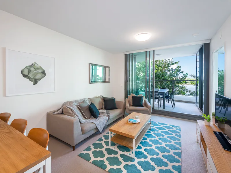 Spacious and Bright Apartment with River Views