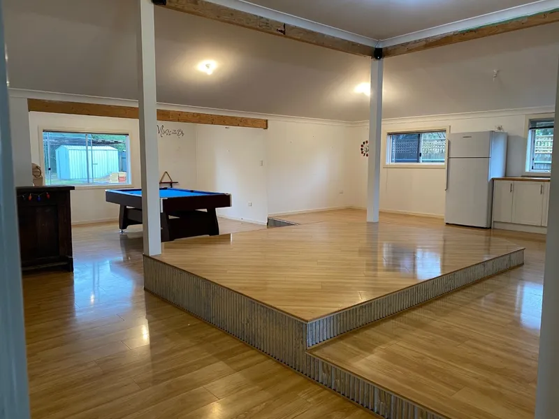 Renovated Country Gem, includes Bar, Pool Table and TV!