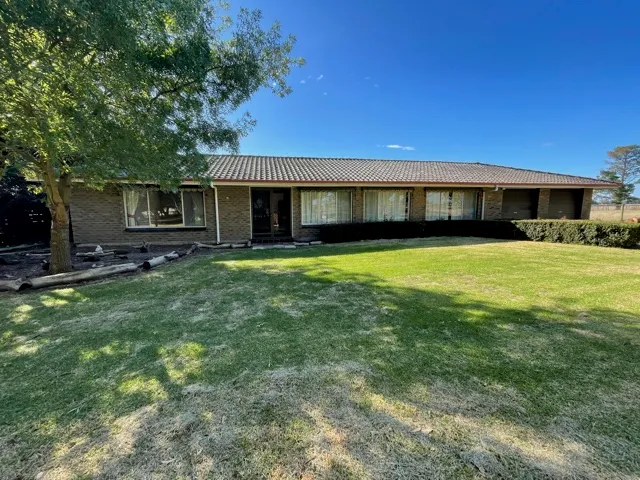 Lifestyle Property on 1 acre of land!