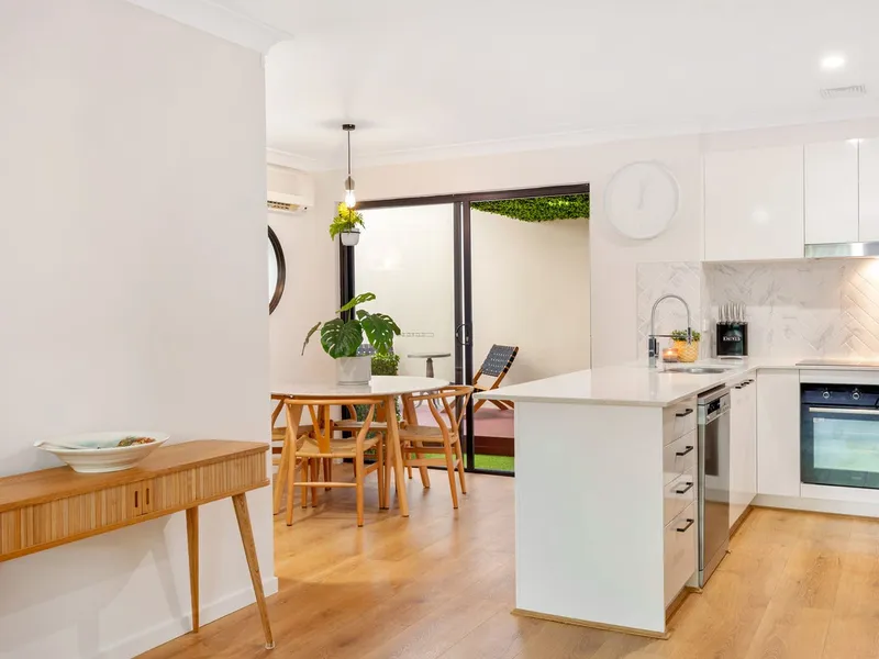 Fully Renovated, Three Courtyards, Ground Floor!