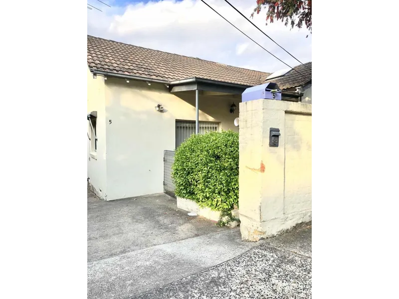 Comfortable Unit, Northern aspect with city views, off street parking
