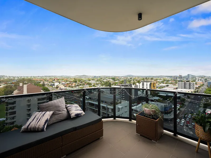 Elite 2-bedroom apartment on the top floor of the exclusive Valencia Residences
