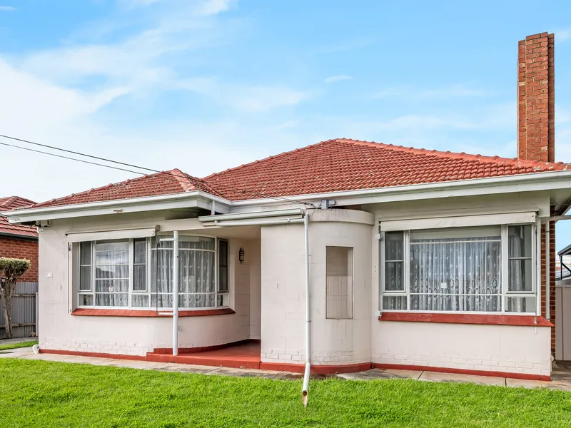 Classic 50's solid brick home on some 699m2 in this wonderful inner fringe location