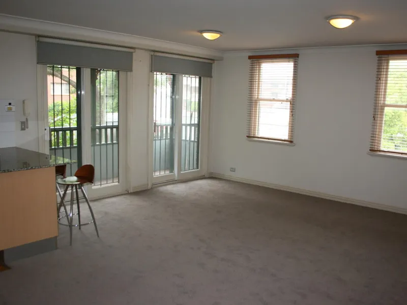 Modern Large Apartment- Freshly painted & New carpet