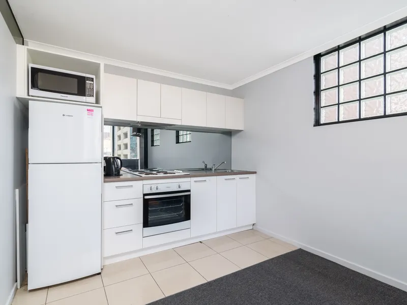LIGHT FILLED RENOVATED 2 BED - FULLY FURNISHED!