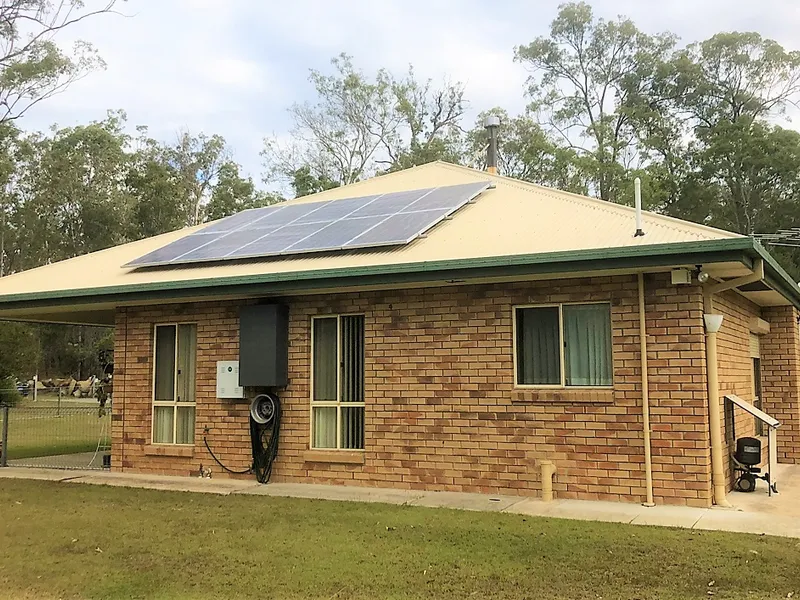 Acreage lifestyle at a convenient location!