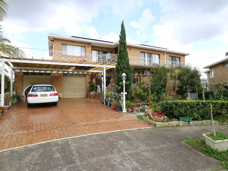 One Spacious bedroom For Rent