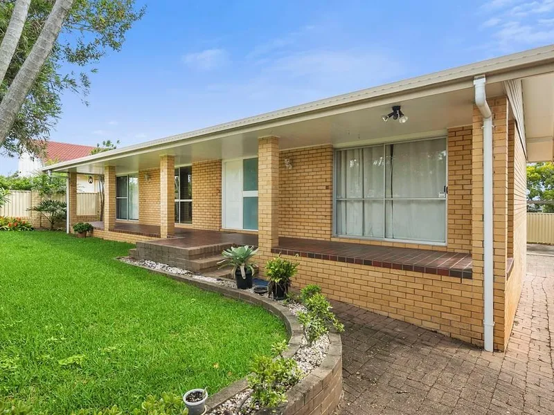 Fantastic Location - Walk to Belmont Shops, Bus stop at your door step!