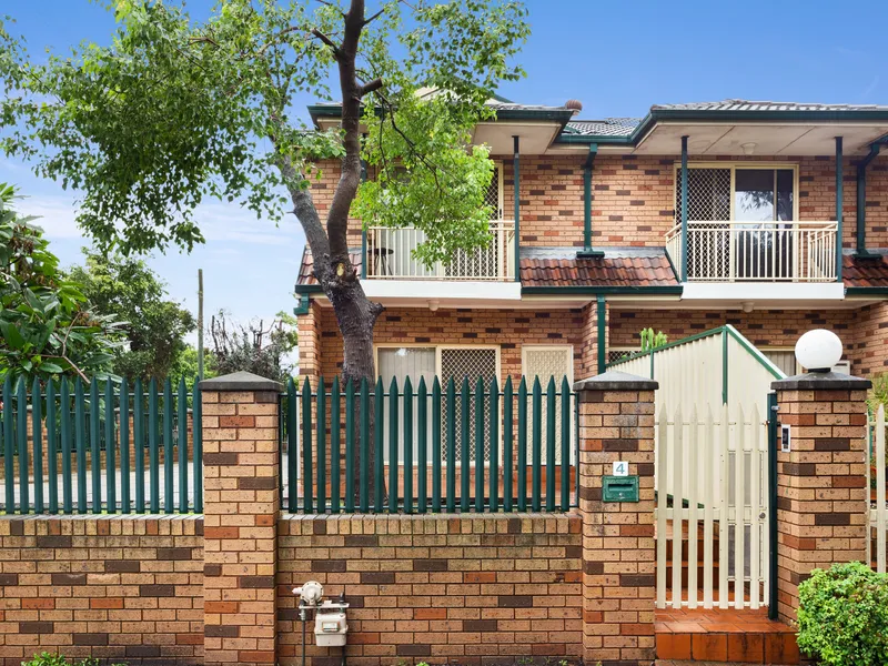 Huge Two Bedroom Townhouse - Close To Everything