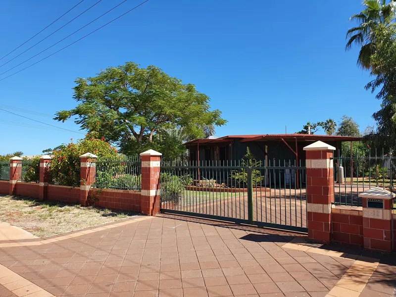 WICKHAM 3 X1 – LARGE SECURE YARD