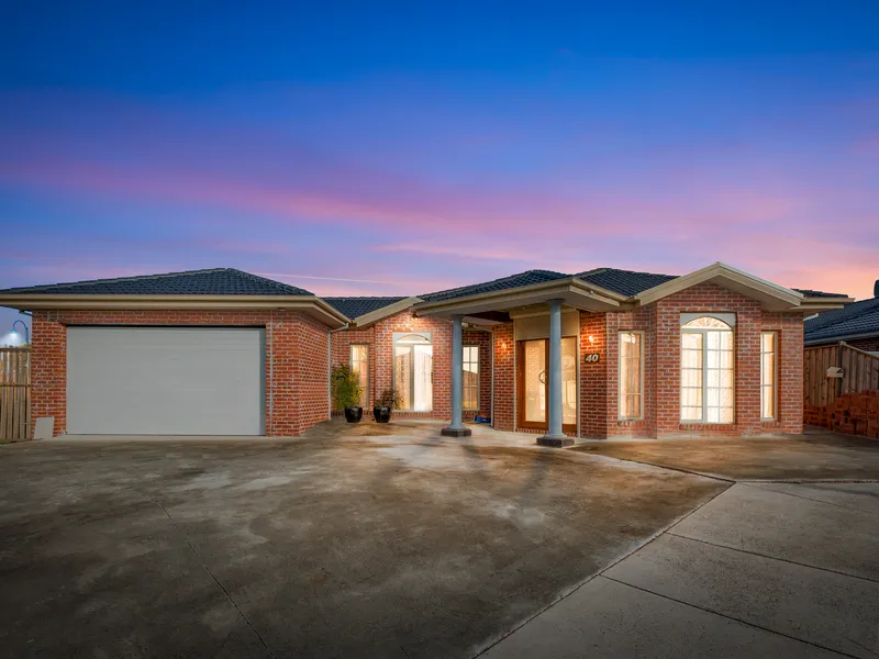 Grand scale family living in a perfect location!