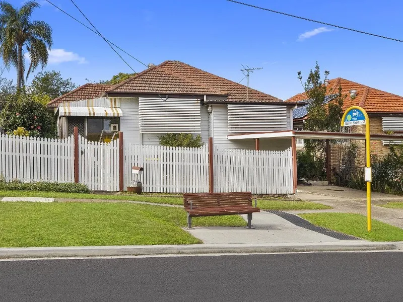 HEART OF SUBURB LOCATION; ONLY STEPS TO PUBLIC TRANSPORT; SHORT DRIVE TO CHERMSIDE