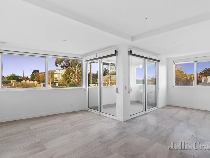 Large corner apartment with terrace