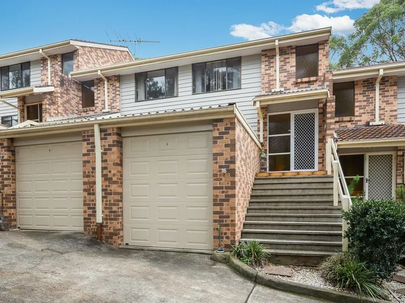 Immaculate 2 Bedroom Townhouse & Single Garage