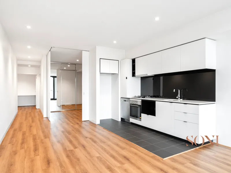 Luxury One Bedroom Apartment with Study and Carpark in Kensington 