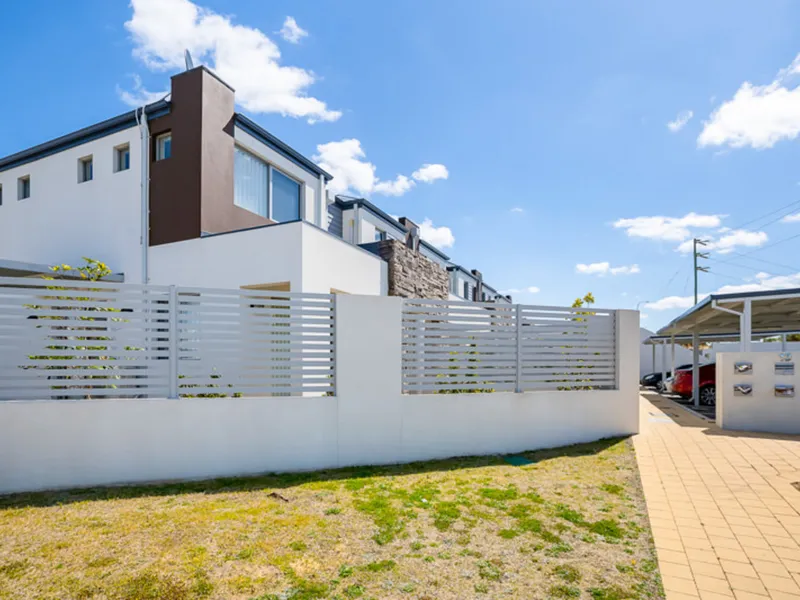 Low maintenance townhouse!