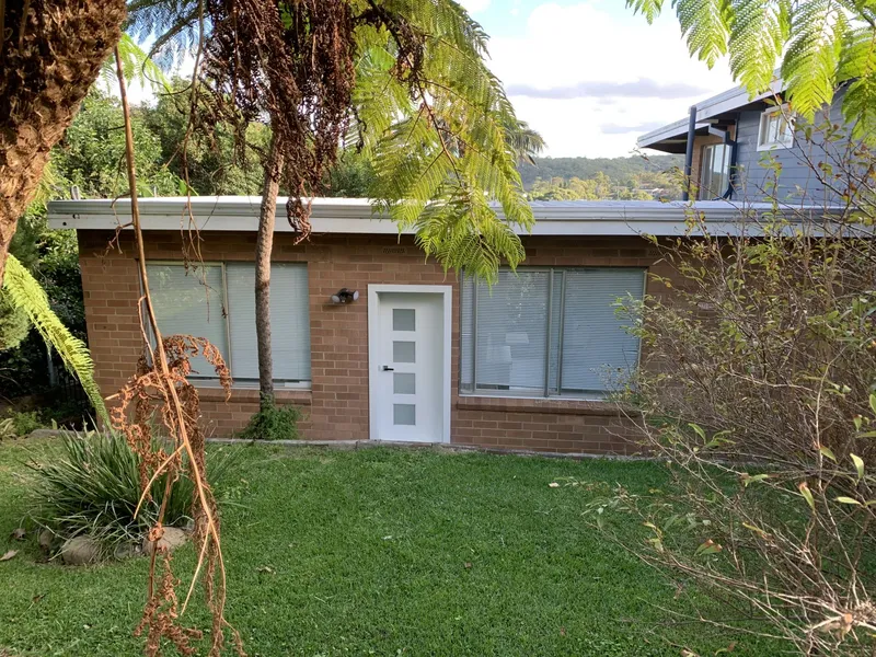 Sunny, compact duplex with bush valley views, small yards and air conditioning. Quiet area 3.7k to Manly / Freshwater. Pets ok by application.