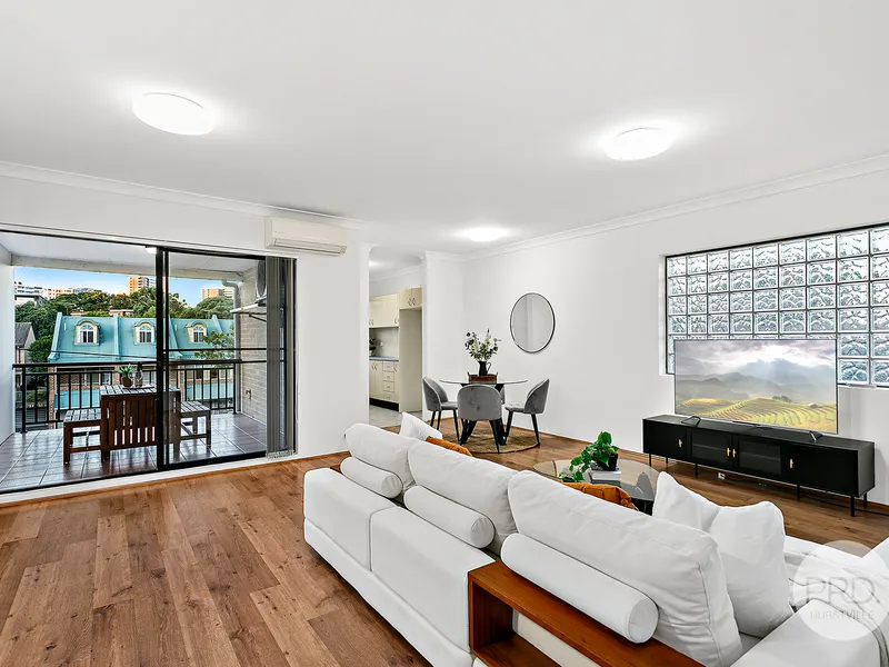 Modern, Bright & Spacious Unit with leafy Outlook