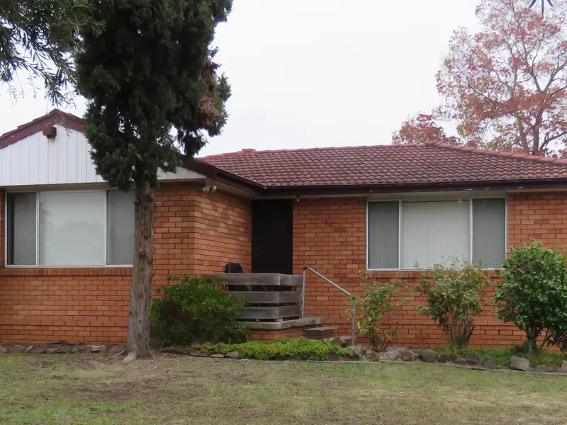 Brand New Carpets and Close to Quakers Hill Train Station