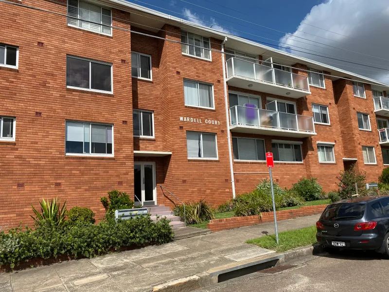 Sun-drenched Renovated Apartment in Funky Suburb Dulwich Hill!!!