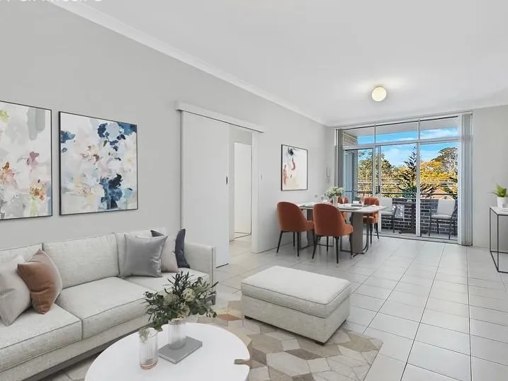 SPACIOUS TOP FLOOR RESIDENCE, ONLY MINUTES FROM ALL AMENITIES