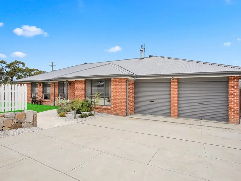 Excellent Contemporary Appeal - Move Straight in and Enjoy!