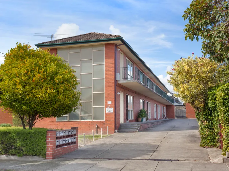 WELL PRESENTED ONE BEDROOM APARTMENT CLOSE TO ALL!