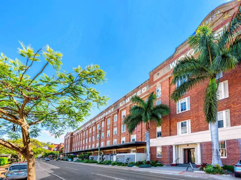 DAKOTA WOOLSTORE PLUS PRIVATE BALCONY