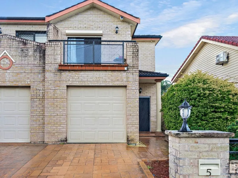 MODERN 3 BEDROOM DUPLEX, WITH DUCTED AC & GAS COOKING!!!